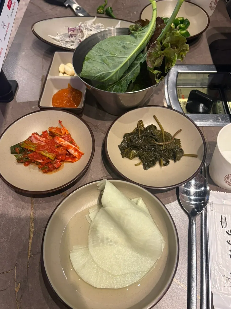 밑반찬과 소금후추, 특제소스 접시