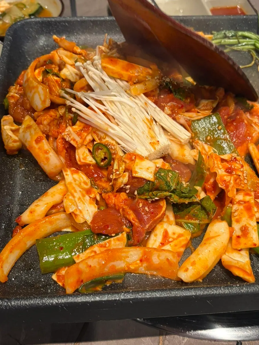 팬에 담겨 나온 생오리주물럭