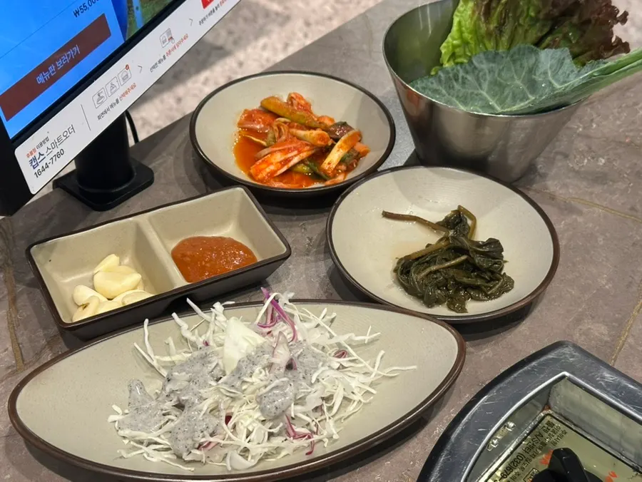먼저 차려진 밑반찬 한 상