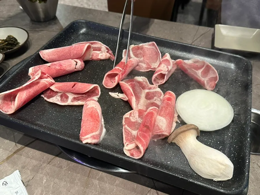 불판에 한 장씩 올린 얇은 오리차돌