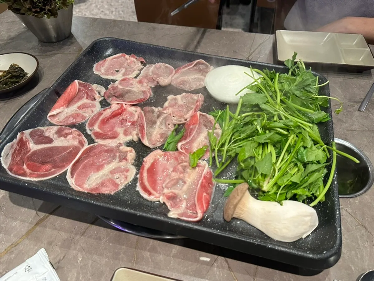 오리차돌과 함께 익어가는 버섯과 미나리
