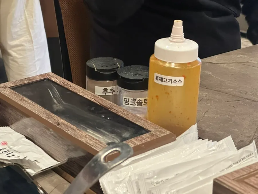 건더기가 들어 있는 된장찌개 한 국자