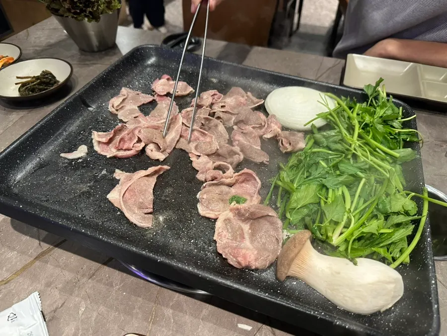 테이블 옆 특제 고기 소스와 핑크솔트, 후추