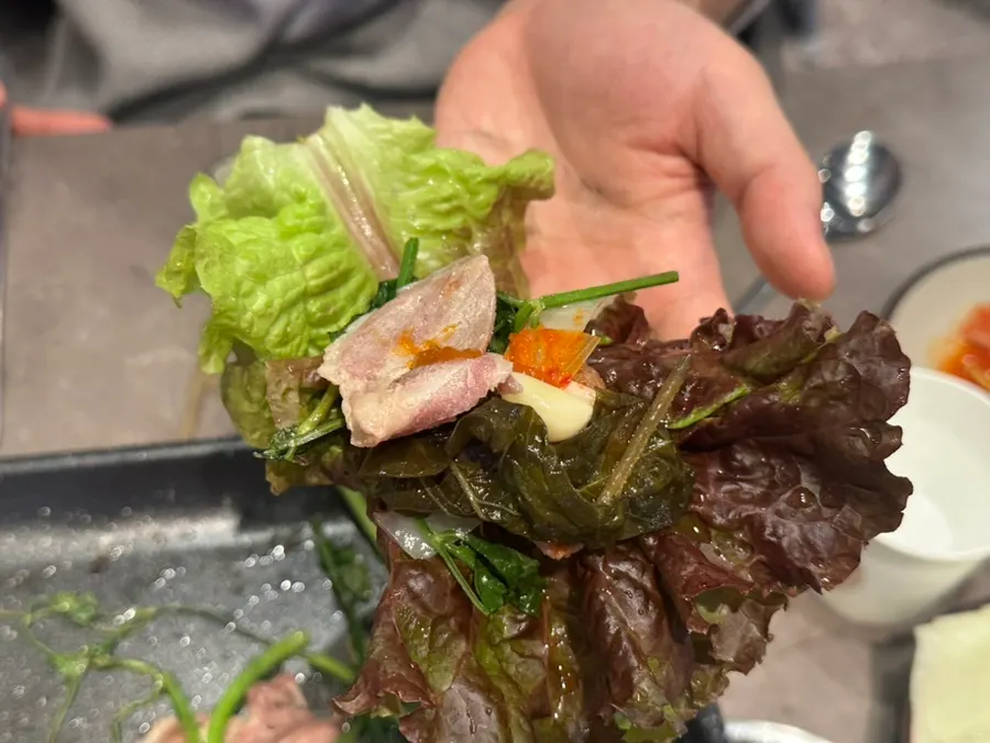특제 소스에 찍은 오리차돌구이 한 점