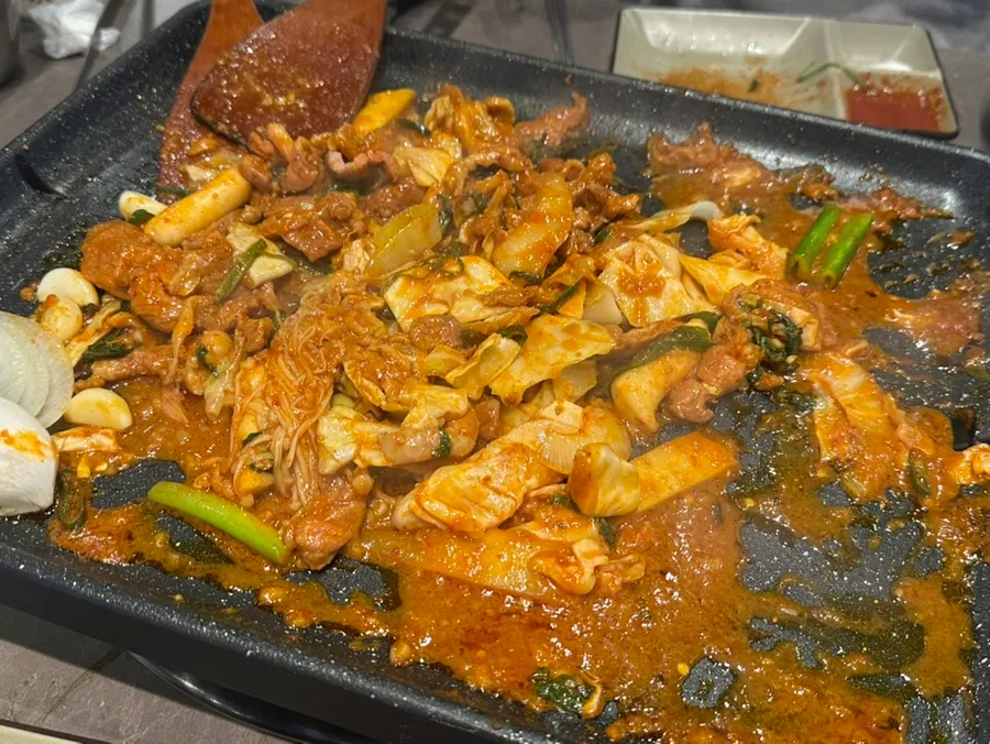 불판에서 볶아지는 생오리주물럭