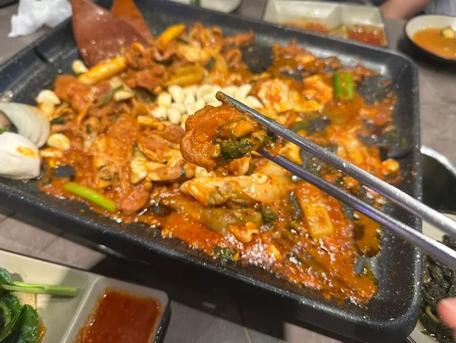 양념이 골고루 밴 생오리주물럭