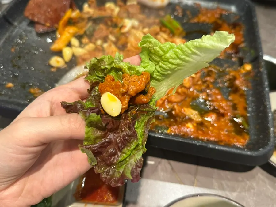 한입 크기로 집어 든 생오리주물럭