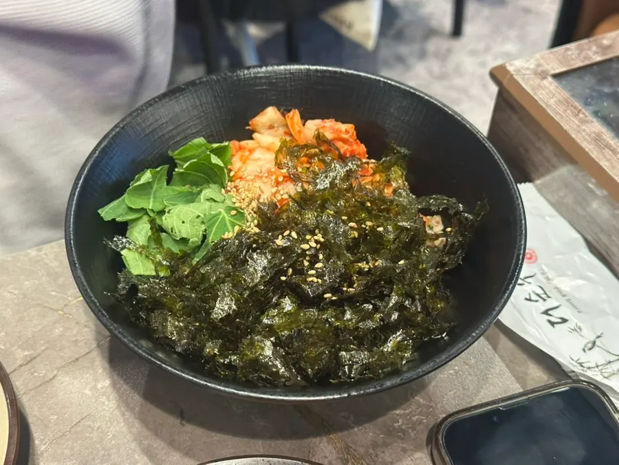 쌈 채소에 올린 생오리주물럭