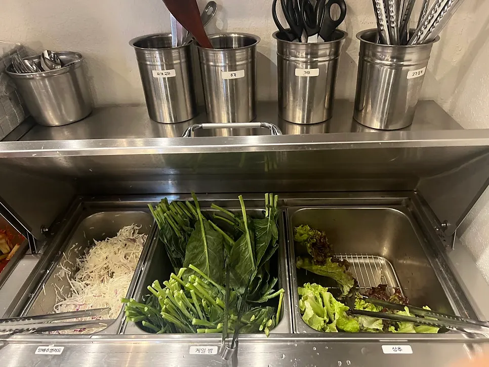 Wrap vegetables and pickled radish on the self-serve bar