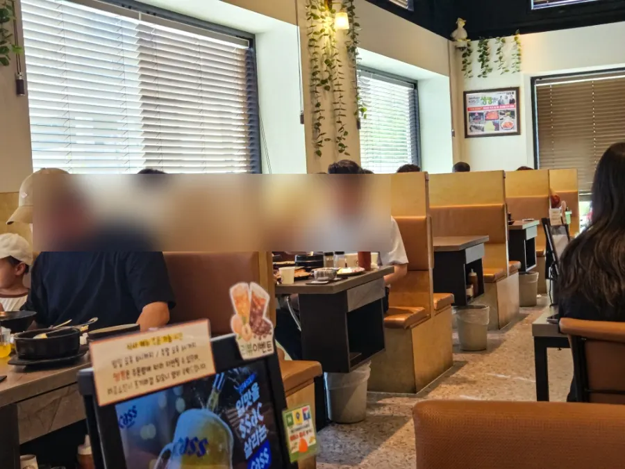 파티션으로 나뉜 가족 좌석과 4인석 테이블