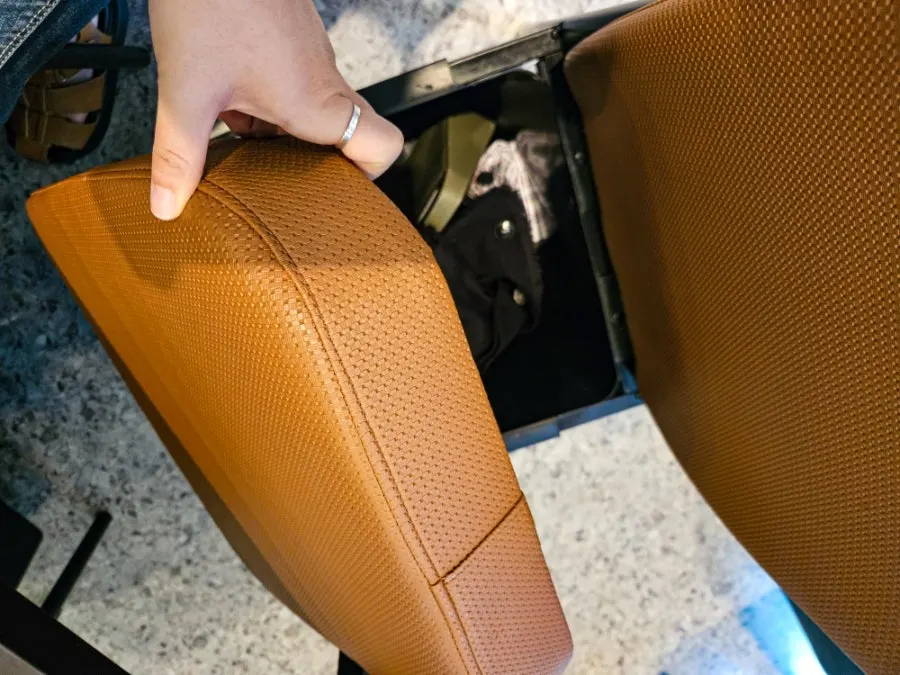 짐 수납이 되는 의자와 편의 용품 코너