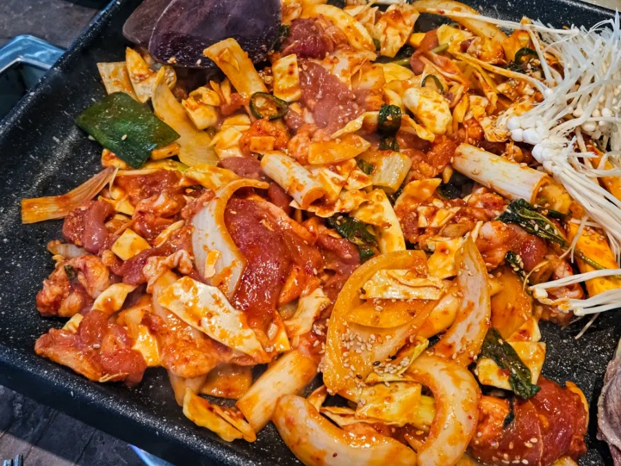 두 번째 코스로 나온 생오리주물럭