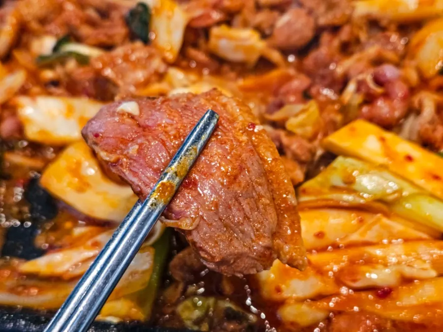 매콤하게 익은 오리주물럭 클로즈업