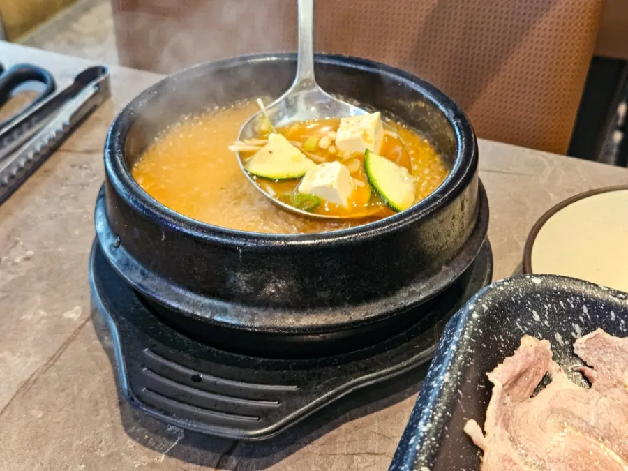 된장찌개와 밥이 놓인 상차림