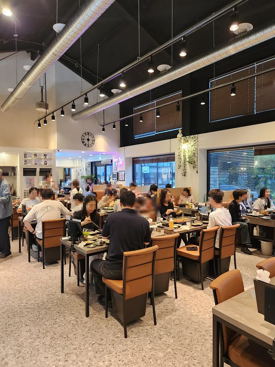 천고 높은 더차돌 매장 내부