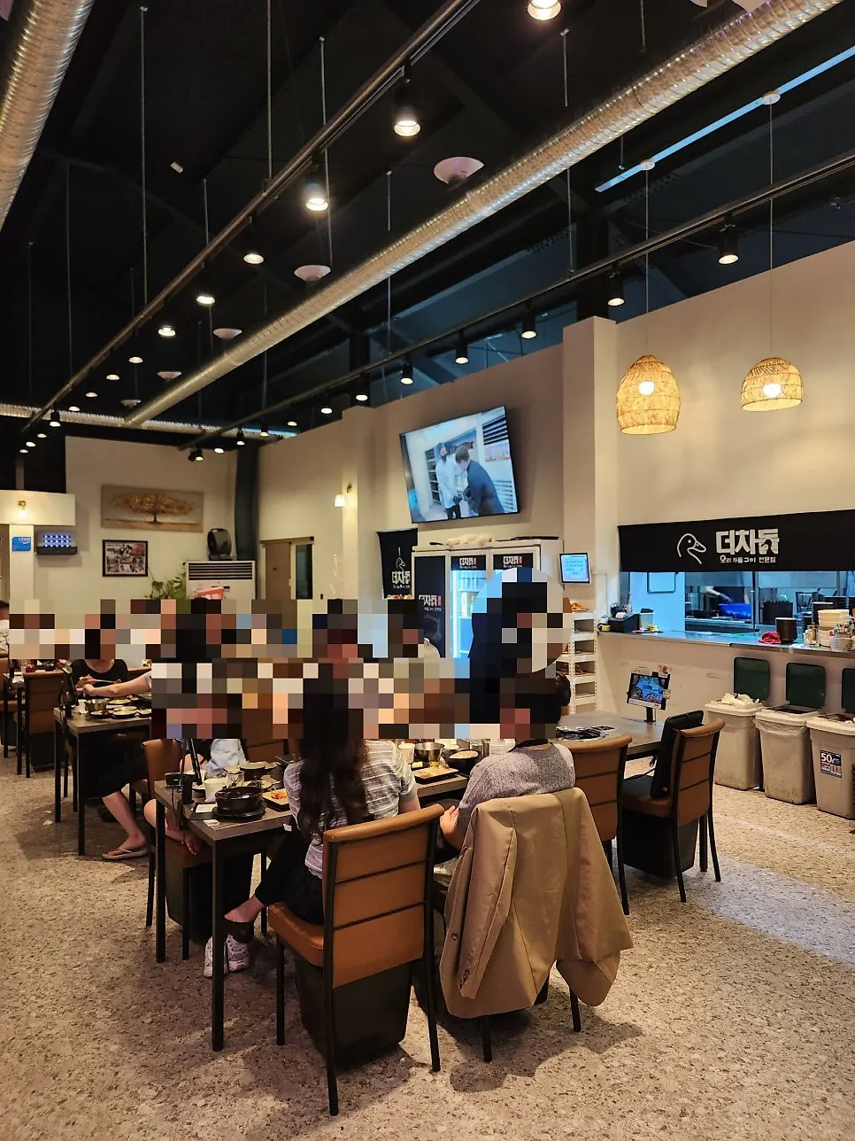 더차돌 내부 인테리어와 테이블