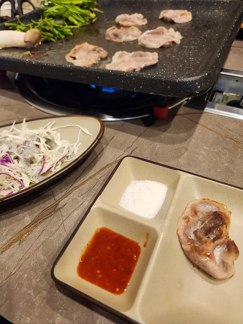 오리 차돌구이와 함께 구운 부추와 야채