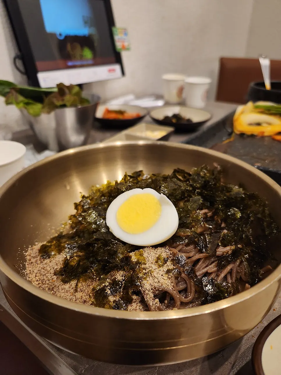 추가 주문한 들기름 막국수