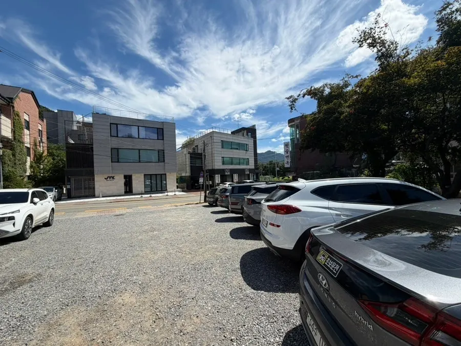 Driveway leading into Deo Chadol's parking lot