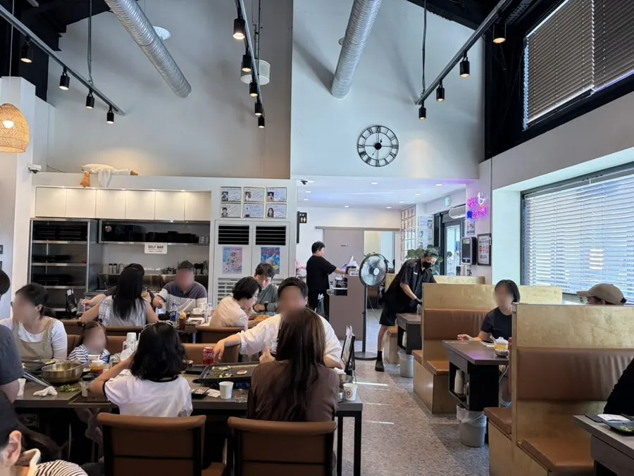 Fully booked main hall at Deo Chadol on a Saturday late lunch