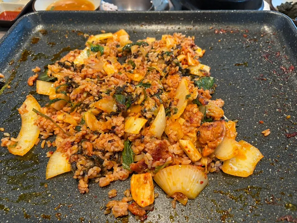 Self-fried rice stir-fried with leftover meat