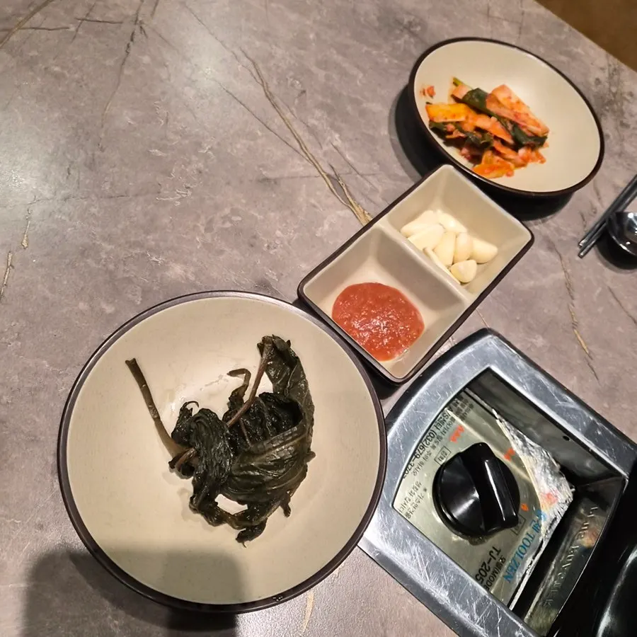 쌈 채소가 함께 나온 기본 상차림