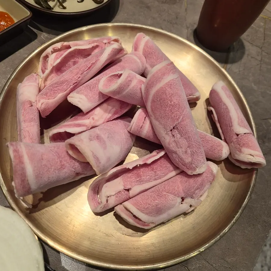 버섯 양파 미나리와 함께 나온 오리차돌구이