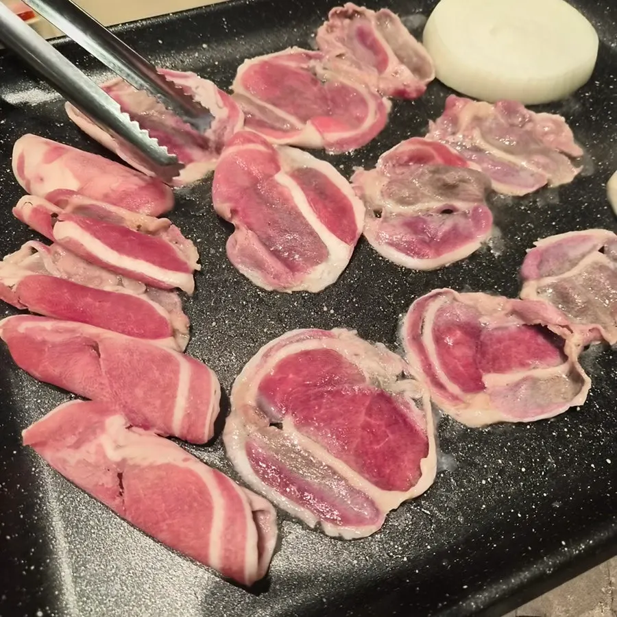 철판에 올린 얇은 오리차돌