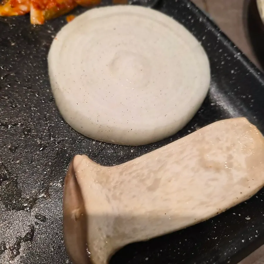 오리차돌과 함께 구운 버섯과 양파