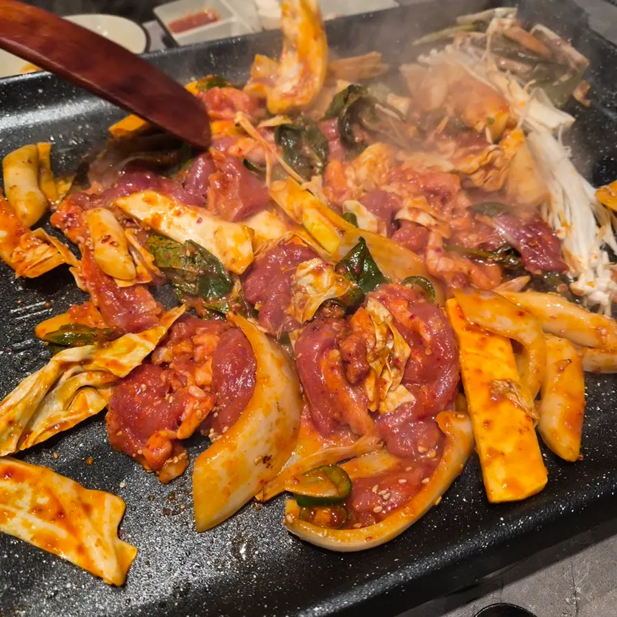 철판에서 볶아지는 생오리주물럭