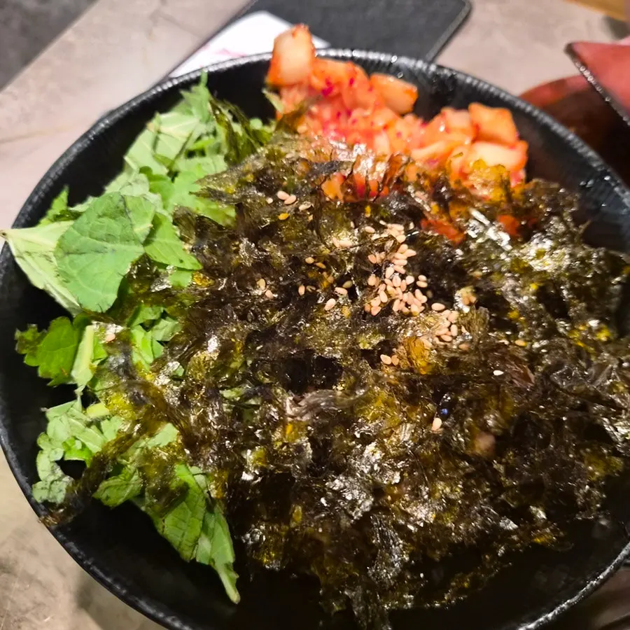 김치 깻잎 김가루가 담긴 볶음밥 재료