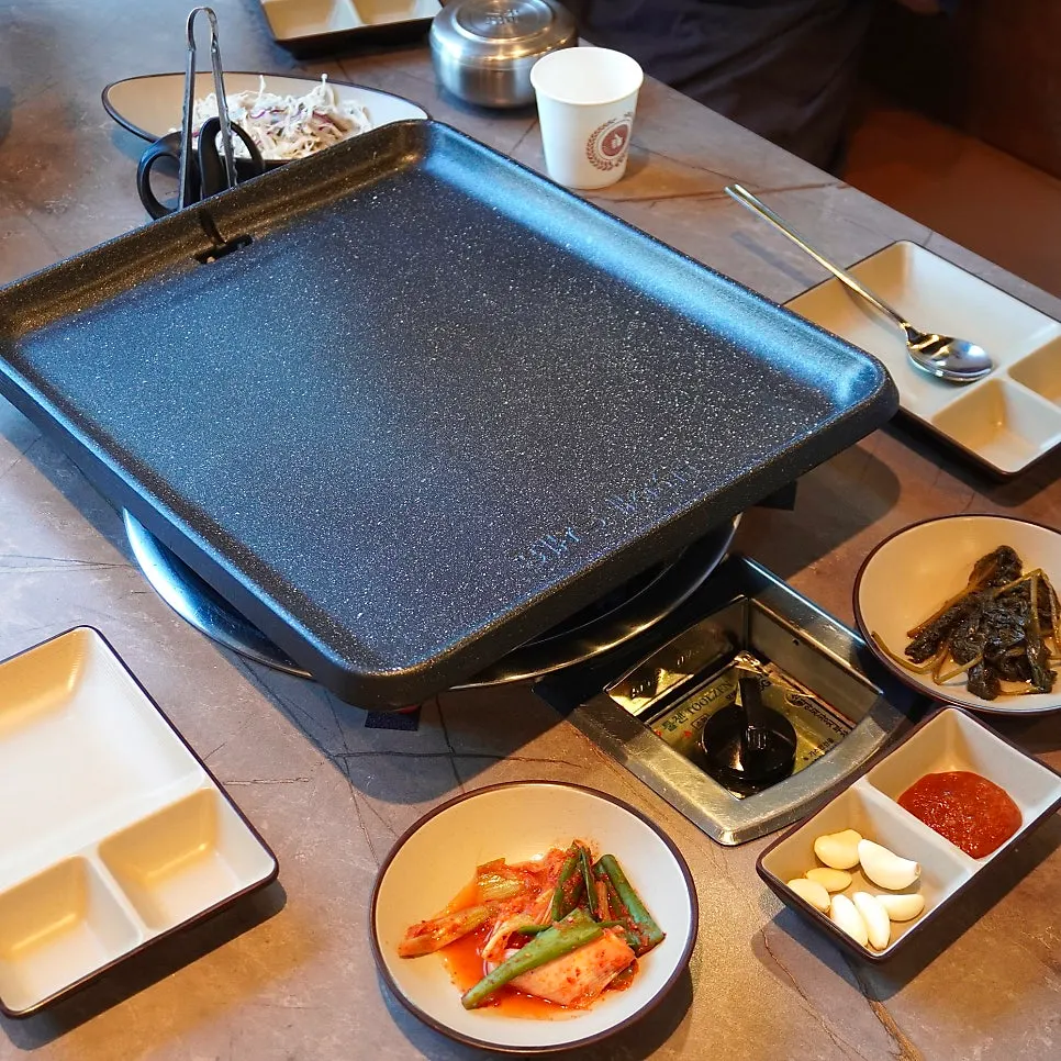 더차돌 매장 내 사인과 사진