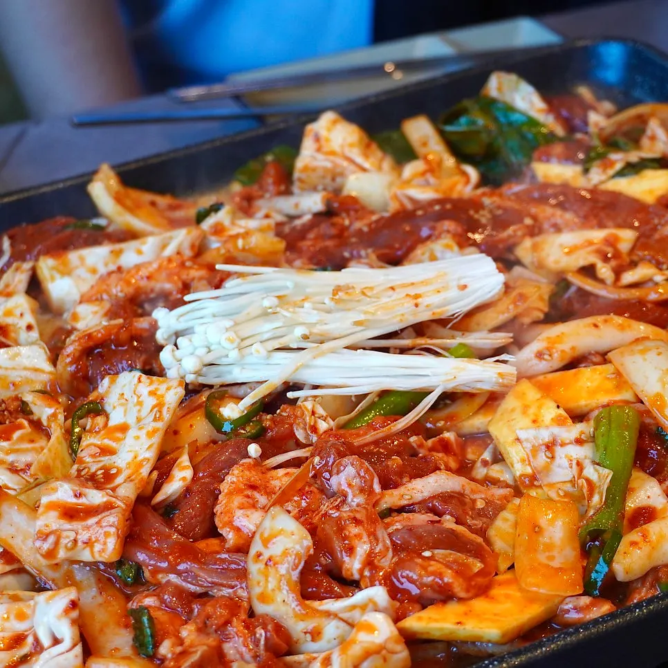 야채와 함께 익히는 오리주물럭