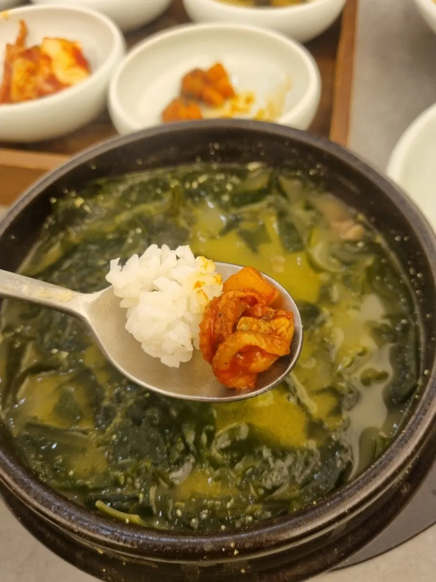 Beef seaweed soup with dark green broth