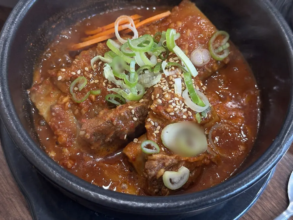 도톰한 살이 붙은 소갈비찜 뼈