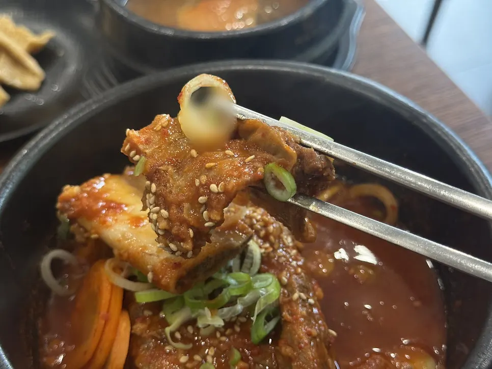 먹기 좋게 잘라 놓은 갈비찜 고기