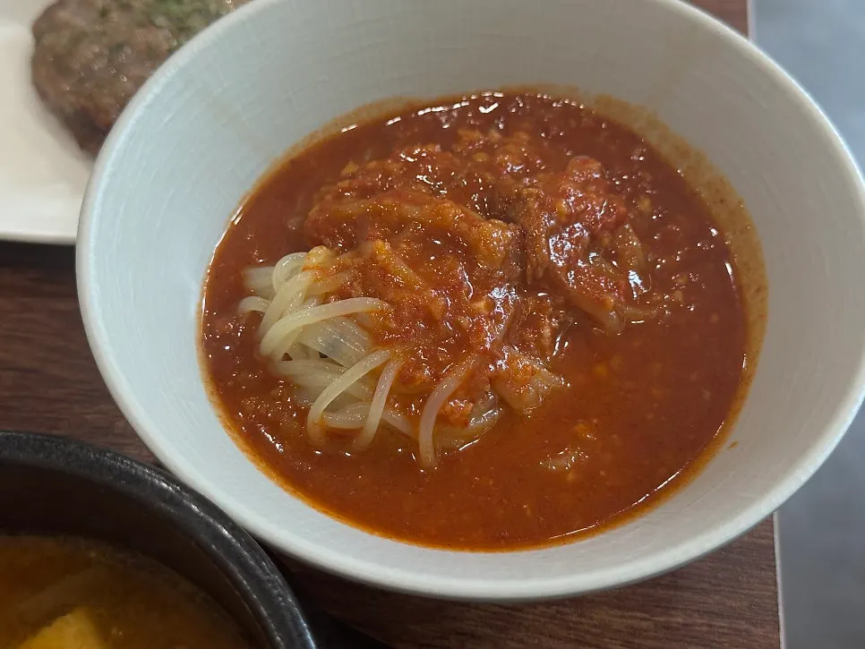 김가루와 콩나물을 넣어 비빈 갈비찜 비빔밥