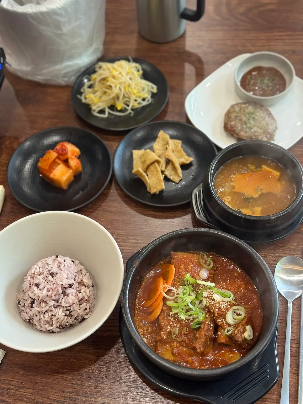 식사를 마친 고향소갈비찜 과천점 테이블