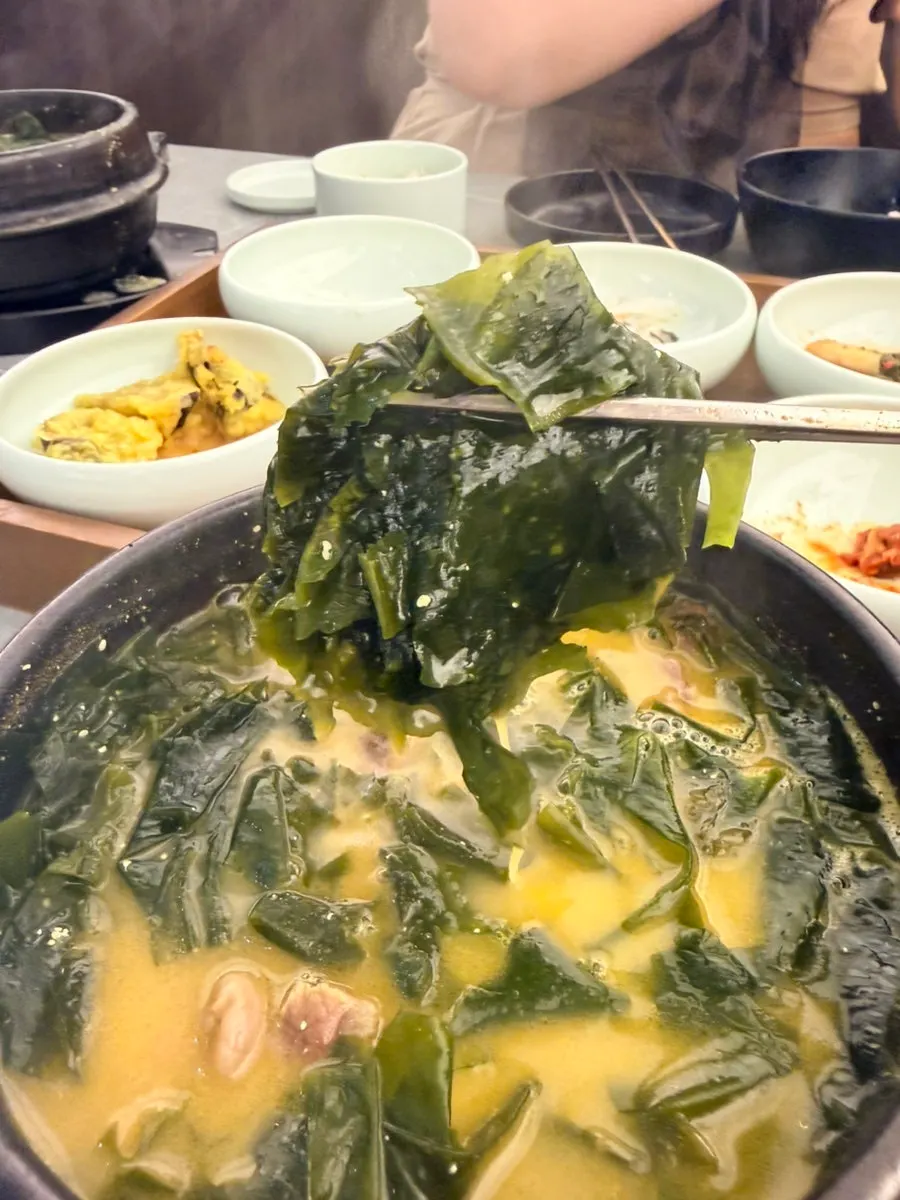 Flounder seaweed soup with 2 pieces of abalone added