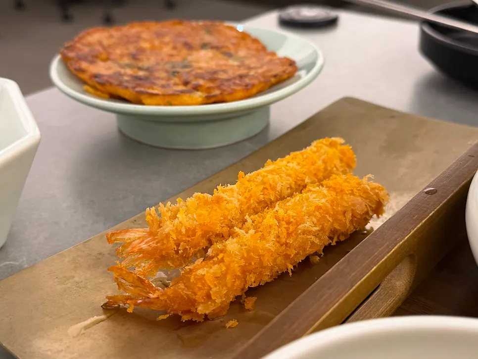 정찬과 서비스 요리가 함께 차려진 테이블