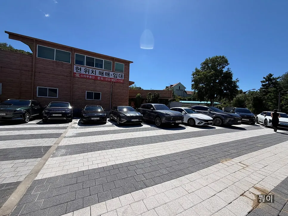 View of Haenon Miyeok Gwacheon Direct Branch from the parking lot
