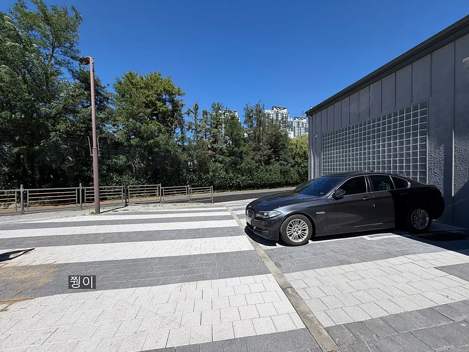 Spacious parking area around the restaurant
