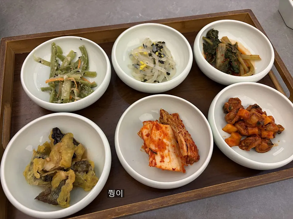 Seaweed soup set spread with side dishes