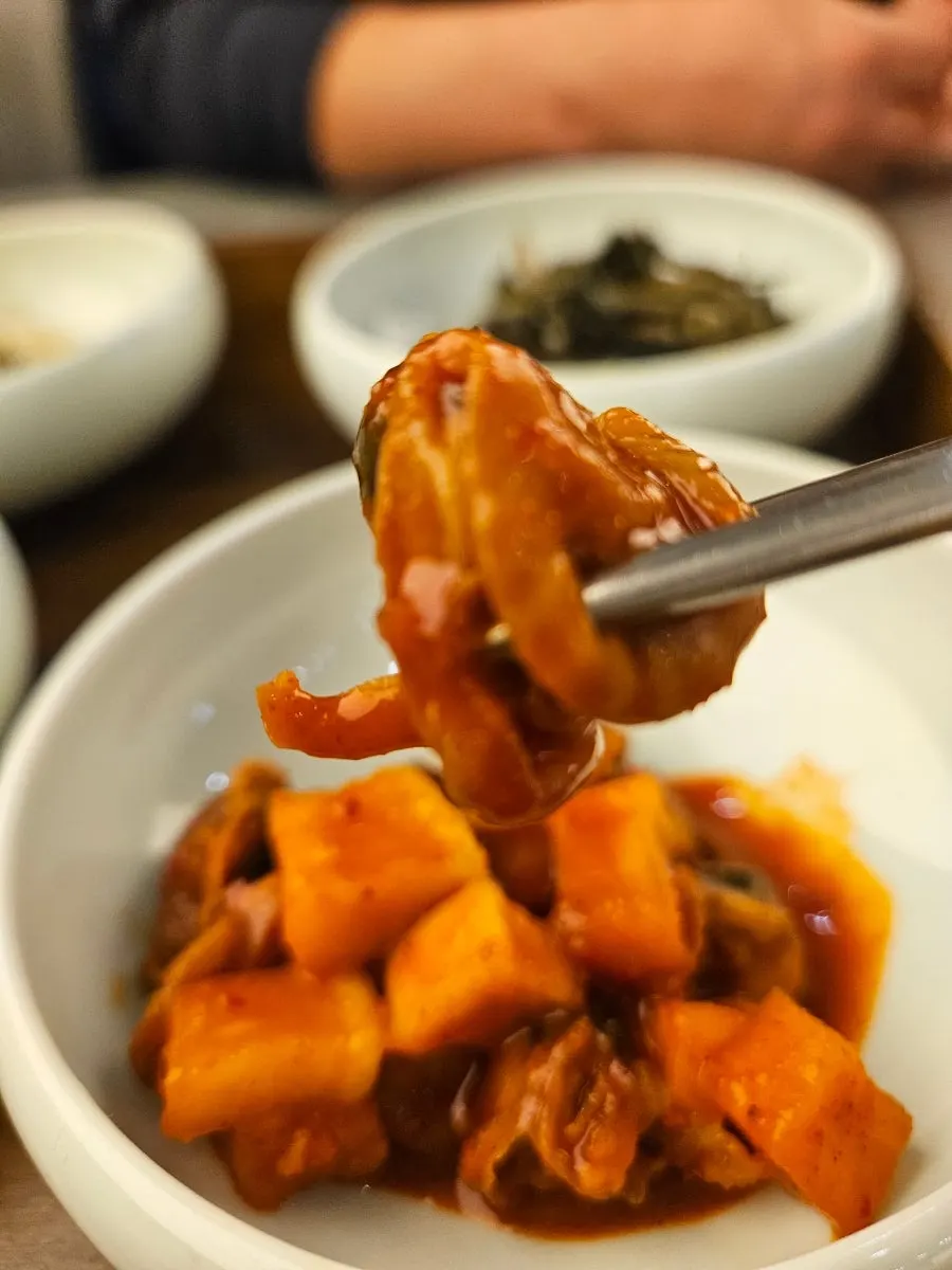 곤약과 잡채 등 밑반찬