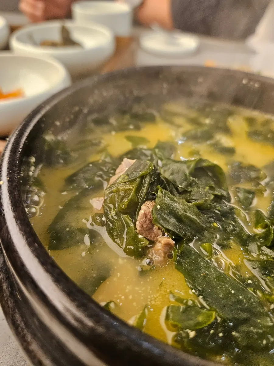 미역과 소고기가 푸짐한 소고기미역국