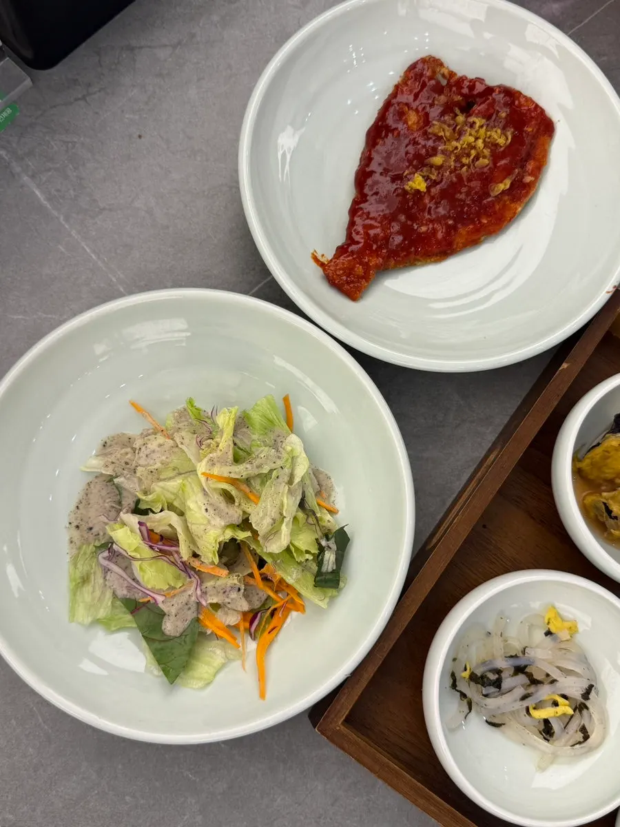 Full spread of banchan served with the Haenon Miyeok set meal