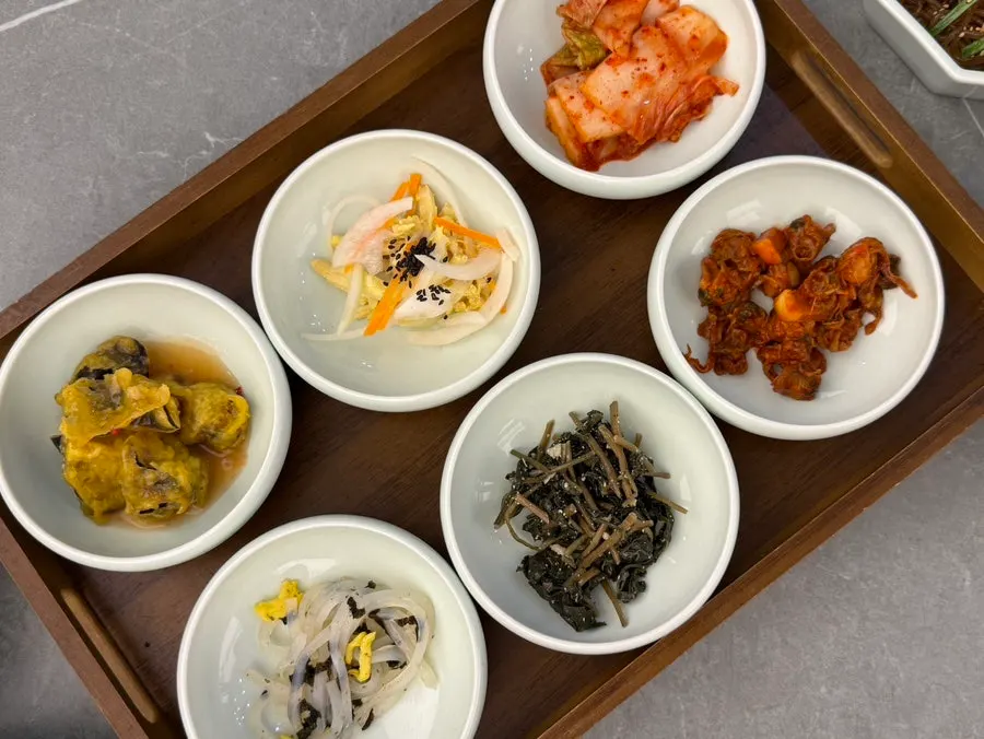 Neatly plated side dishes at Haenon Miyeok