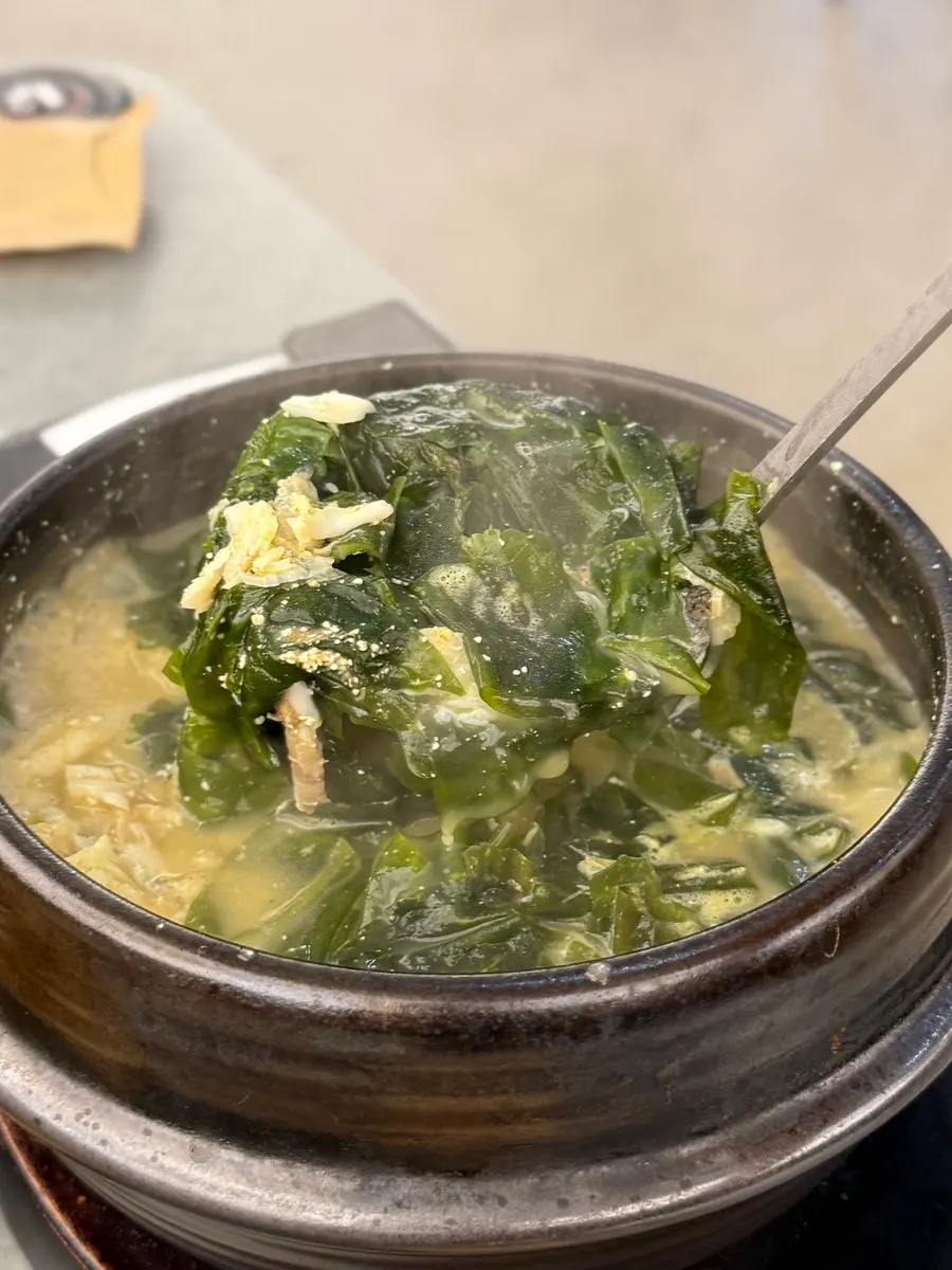 Flounder seaweed soup with generous contents