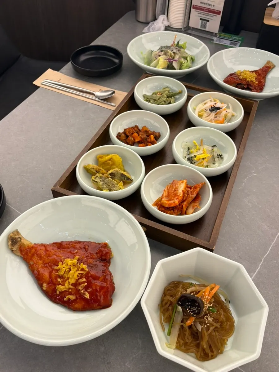 Table spread of Haenon Miyeok's banchan