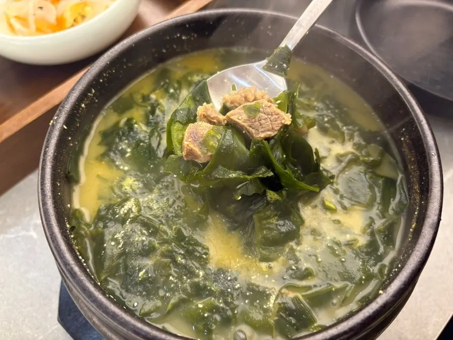 Beef seaweed soup set with beef pieces